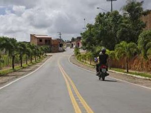 Após colidir em caminhão, motociclista não resiste e morre 