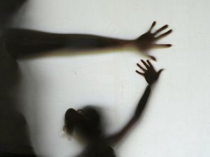 Homem não aceita fim de relacionamento e esfaqueia esposa em cárcere