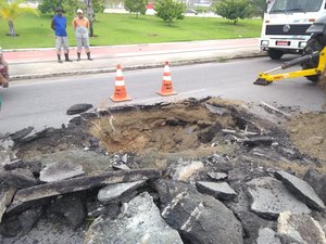 Cratera aberta em frente ao Shopping Parque Maceió  complica trânsito na região