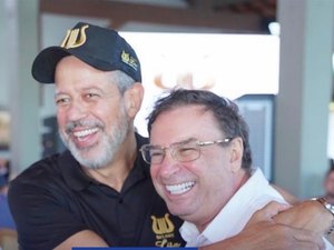 Um dia após afagar Renan, Luciano Barbosa comparece a evento de Arthur Lira