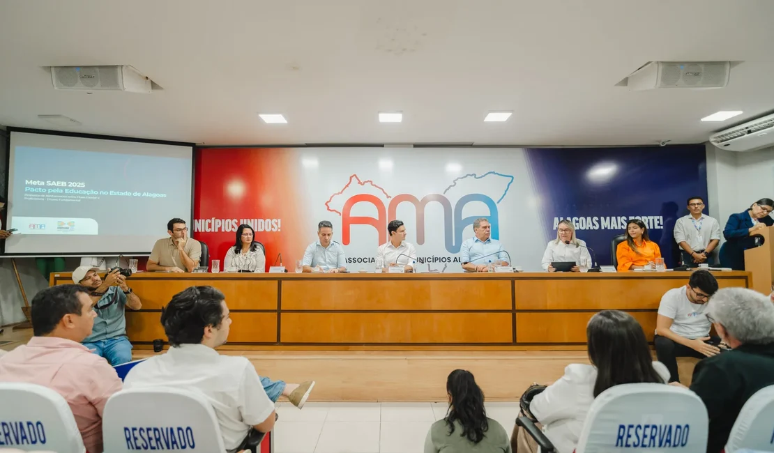 Marcelo Beltrão reúne prefeitos e governador e firma pacto pela Educação