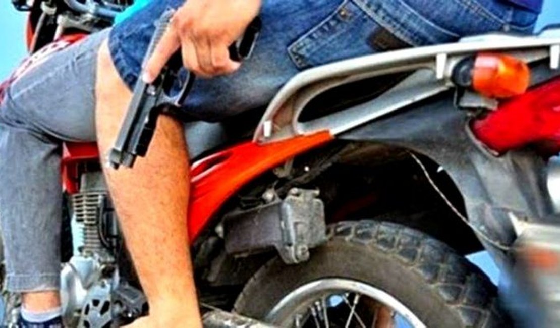 Mulher tem a moto furtada depois de estacioná-la próximo a um banco Central em Arapiraca