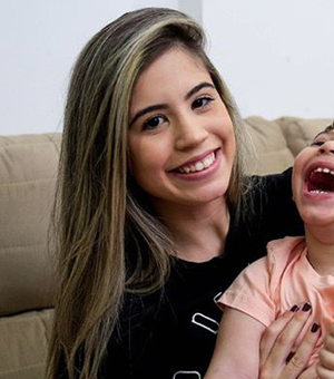 Mãe especial: Aléxia tem um bebê com microcefalia e usa as redes sociais para ajudar outras mães