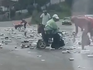 Carga de cerveja cai de veículo e é saqueada por populares na BR-101, em Messias