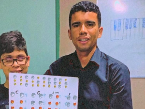 Professor cria ferramenta que  facilita aulas de piano para crianças com deficiência visual