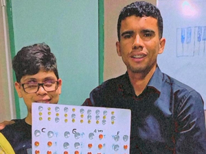 Professor cria ferramenta que  facilita aulas de piano para crianças com deficiência visual