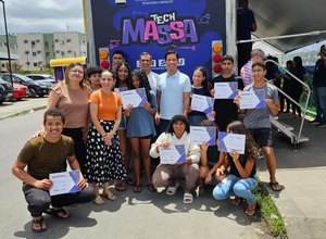 Rodrigo Cunha participa de ação de programa de educação tecnológica em Maceió