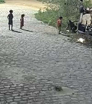 [Vídeo] Carro capotou em alta velocidade e levava oito pessoas em Arapiraca, entre elas crianças e gestante
