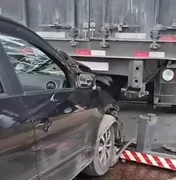 Carro bate na traseira de carreta e deixa trânsito lento na AL-220