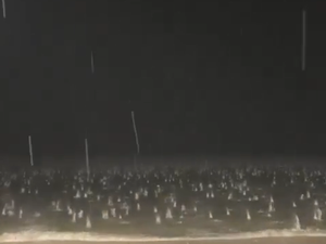 [Vídeo] Imagens mostram mar 'fervilhando' com queda de granizo em Florianópolis