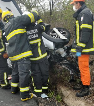 Colisão entre dois carros deixa três mortos e dois feridos em São José da Tapera