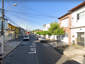 Populares combatem incêndio em residência fechada no bairro da Ponta Grossa