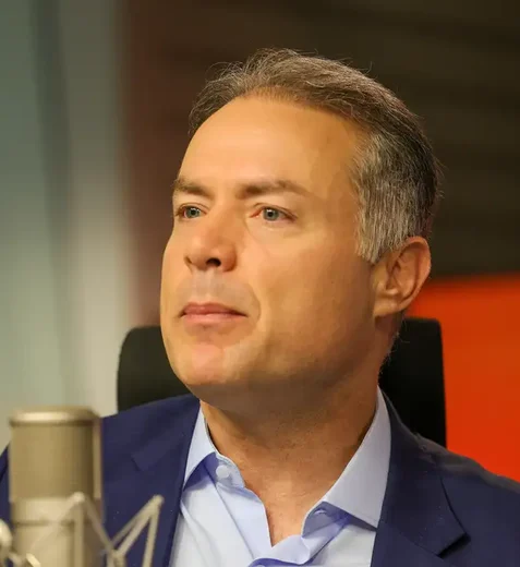 Renan Filho vê risco para democracia com candidatura de Flávio Bolsonaro