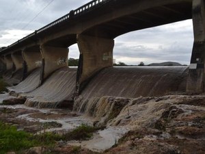  Homem ameaça se jogar de ponte sobre o Rio Ipanema