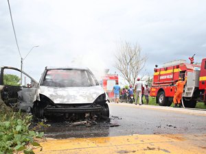 Carro pega fogo após motorista abastecer em posto de combustíveis 