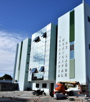 Rui Palmeira entrega reforma do prédio da Secretaria de Saúde