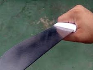 Jovem é atingido com golpes de facão no pescoço, em Coqueiro Seco