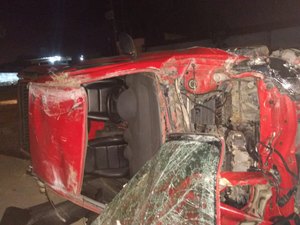 Veículo bate em poste e em seguida capota na Av. Durval de Góes Monteiro