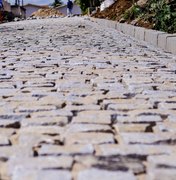 Prefeita Tia Júlia visita obras de pavimentação e drenagem no Conjunto José Maia Costa