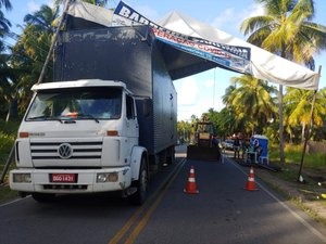 Caminhão colide com estrutura da barreira sanitária de Porto de Pedras