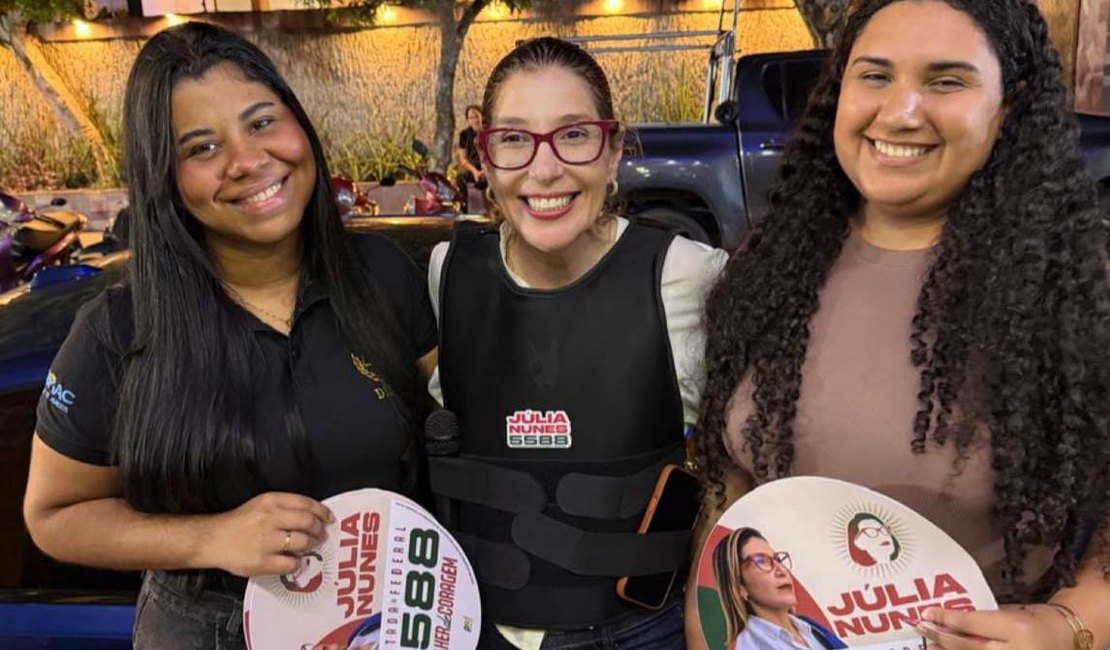 Júlia Nunes percorre três cidades do Agreste e ouve demandas da população