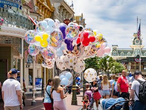 Brasileira é presa após jogar café em idosa em parque da Disney