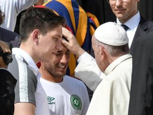 Papa Francisco recebe delegação da Chapecoense no Vaticano