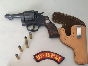 Após denúncia, PM prende homem armado em residência