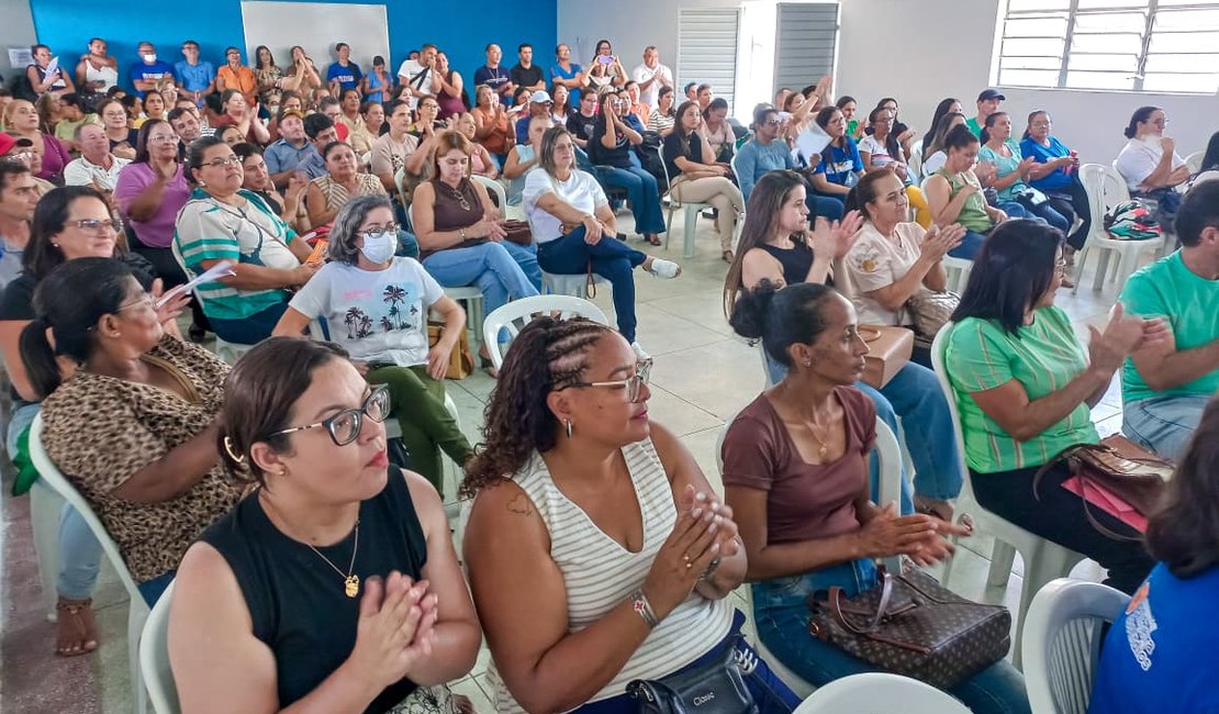 Prefeitura de Palmeira realiza entrega de 167 kits de fardamento para agentes de saúde