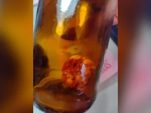 Homem diz ter encontrado corpo estranho dentro de cerveja