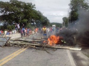 Atraso de salários e lombadas eletrônicas motivam  protestos