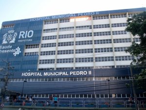 Mulher faz o próprio parto em chão de hospital