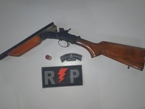 Homem é preso por porte ilegal de arma de fogo dentro de  casa, em Arapiraca