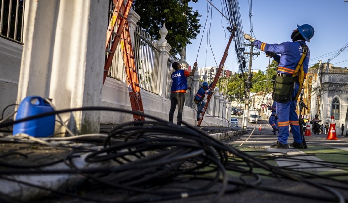 Problema crônico com fios em postes leva MP a abrir inquérito em Maceió