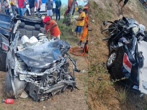 Mulher fica presa às ferragens após colisão entre caminhão e carro em Piaçabuçu