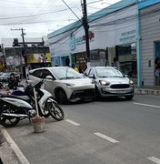 Colisão entre dois veículos deixa trânsito lento no Centro de Arapiraca
