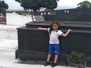 Mãe realiza sonho 'macabro' da filha, viraliza no Twitter e cena vira até meme