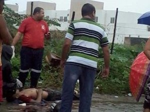 Criminoso acerta tiro na cabeça do próprio comparsa durante assalto