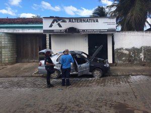 [Vídeo] Após morte de parentes em acidente, homem incendeia carro em Craíbas