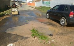 Vazamento de água de grandes proporções traz transtornos em Arapiraca