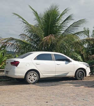 Carro roubado é encontrado abandonado em Porto Calvo