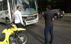 Acidente entre uma caminhonete e um ônibus deixou o trânsito lento na Ladeira Geraldo Melo, no Farol
