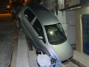 Motorista erra marcha e carro invade terraço de residência em Maceió