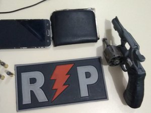 Homem é preso e polícia encontra revólver escondido em balde