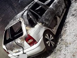Suspeita de atear fogo no carro do ex deixa carta com declarações de amor