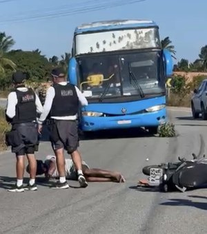 Acidente entre carro e moto deixa um homem ferido em Piaçabuçu