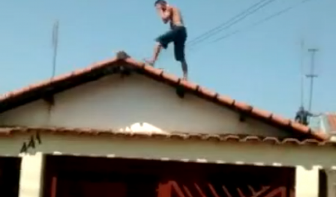 Acusado de homicídio se esconde em cima de telhado para tentar fugir de policiais 