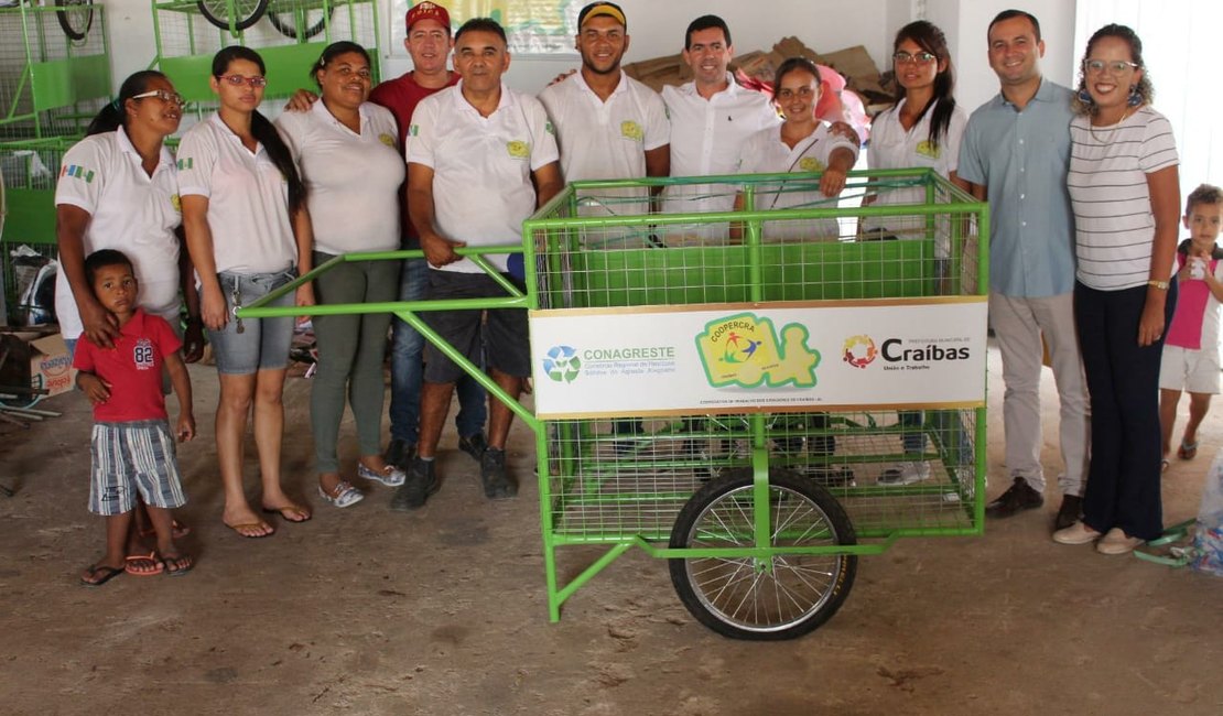 Integrantes de cooperativa de reciclagem recebem equipamentos e kits em Craíbas