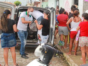 Famílias da periferia recebem alimentos arrecadados na campanha Vacinação Solidária