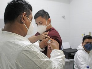 Após ordem judicial, prefeitura de Manaus divulga nomes e cargos dos vacinados